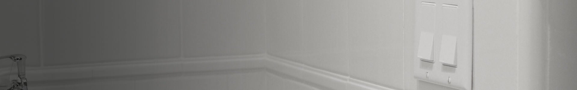 mur de salle de bain carrelé avec plaque murale et interrupteurs Decora