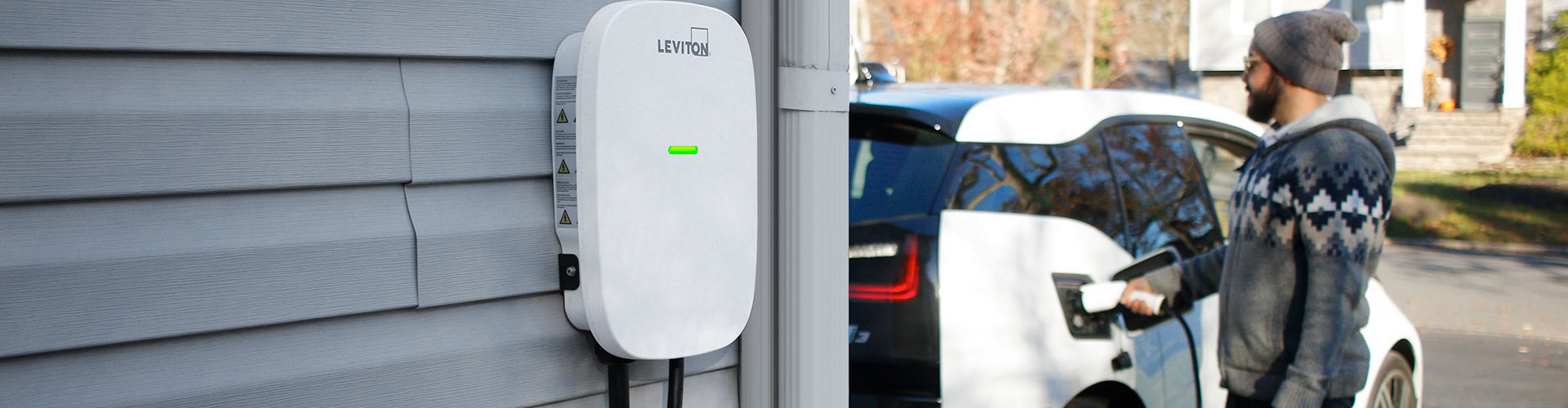 Un homme charge un véhicule électrique dans l’allée