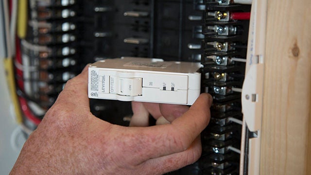 Installation d'un disjoncteur Leviton