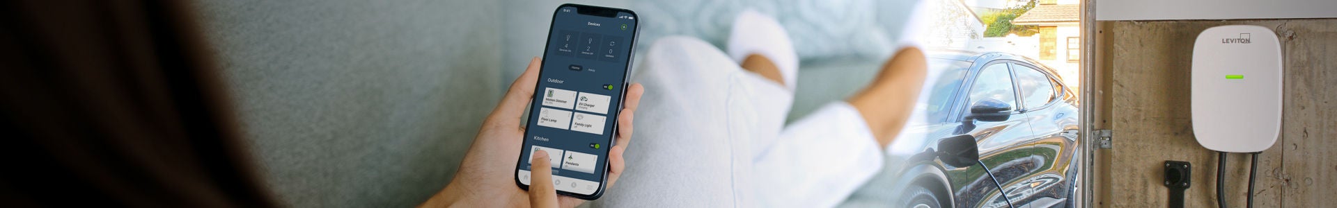 Une femme engage l’application Mon Leviton pour vérifier l’état de recharge de son véhicule électrique
