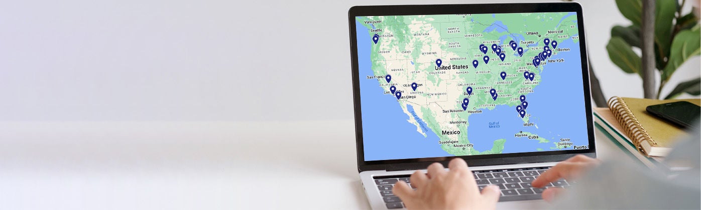 Personne qui consulte la carte de l’installateur EV-Pro de Leviton