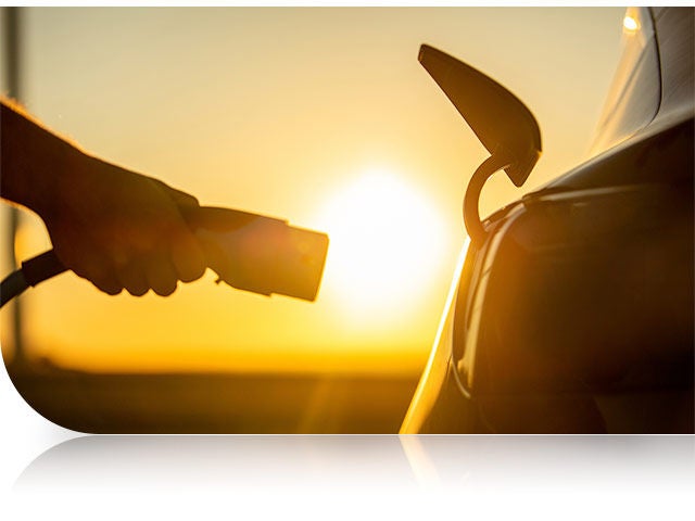 Personne qui branche un véhicule électrique