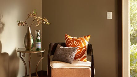 plaque murale renu par chaise