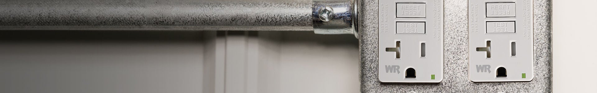 Prises à DDFT dans une boîte d’alimentation métallique sur le mur d’un déchet