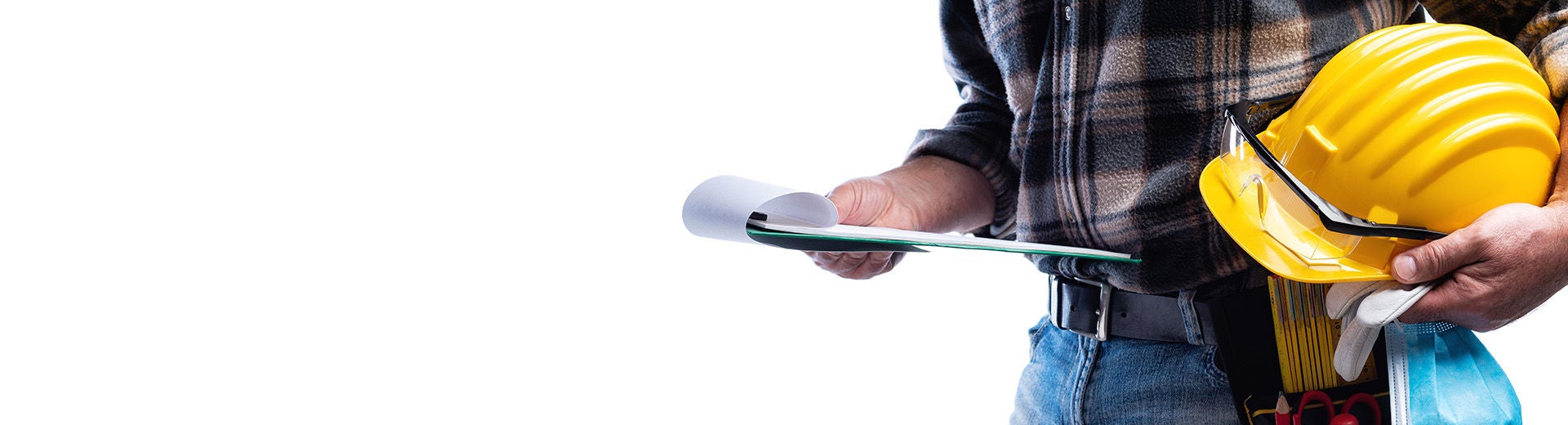 Gros plan d’un entrepreneur tenant son casque tout en regardant un presse-papiers