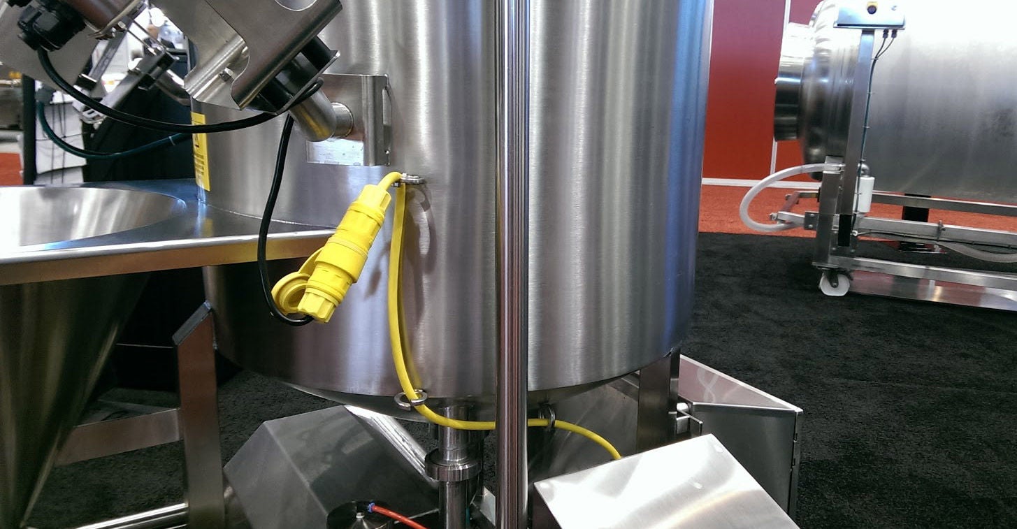 Ensemble fiche et connecteur Wetguard suspendu à la machinerie